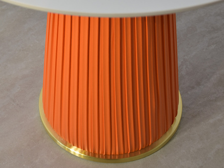 Stolik z pomarańczową nogą wykonaną z ekoskóy i białym marmurowym blatem zakończonym złotym uchwytem Ø60x50 cm T087B