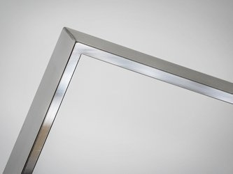 Srebrna oprawa obrazu wykonana z polerowanej stali nierdzewnej 151x226 cm TH15