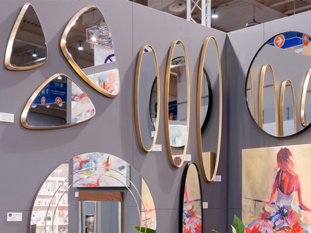 Podłużne lustro w złotej ramie 23x97x4 cm 16F-572