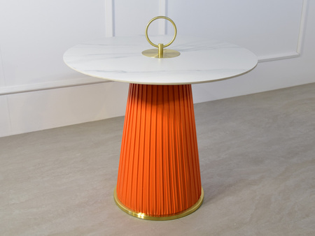 Stolik z pomarańczową nogą wykonaną z ekoskóy i białym marmurowym blatem zakończonym złotym uchwytem Ø60x50 cm T087B