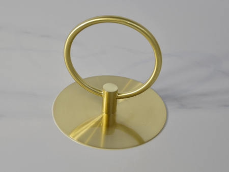 Stolik z pomarańczową nogą wykonaną z ekoskóy i białym marmurowym blatem zakończonym złotym uchwytem Ø60x50 cm T087B