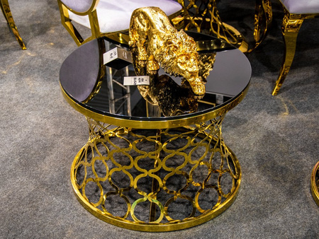 Czarny stolik kawowy z dekoracyjną złotą podstawą  90 cm CJ929/C404 