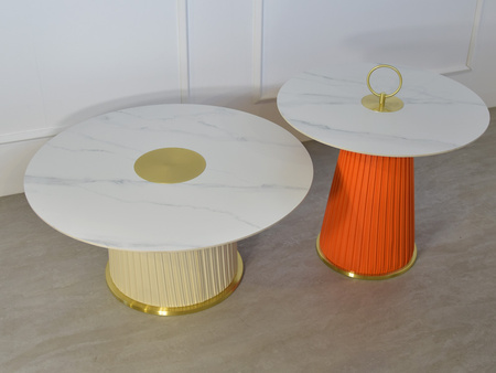 Stolik z pomarańczową nogą wykonaną z ekoskóy i białym marmurowym blatem zakończonym złotym uchwytem Ø60x50 cm T087B